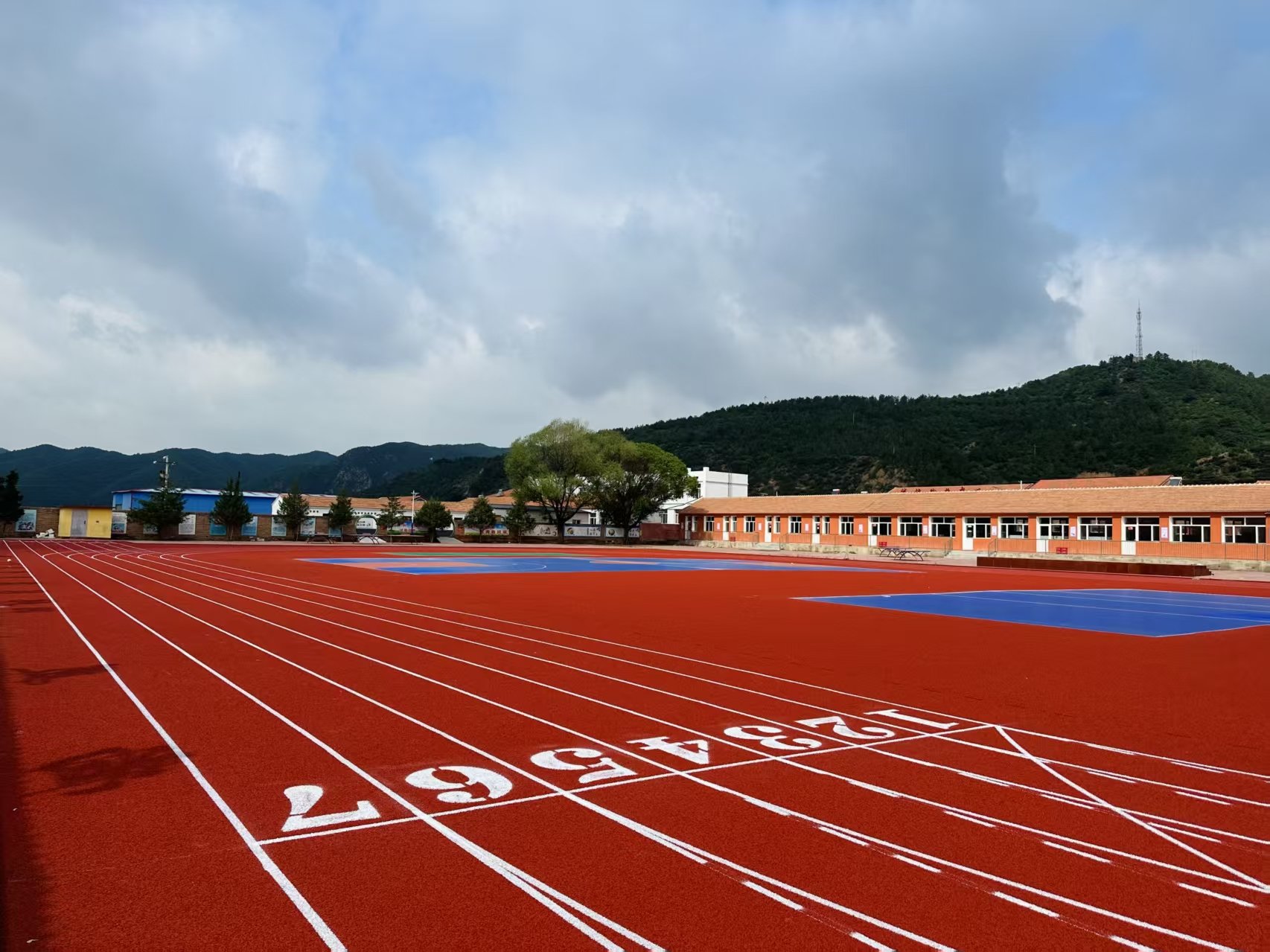 合肥市自结纹塑胶跑道硅PU材料 - 一站式服务